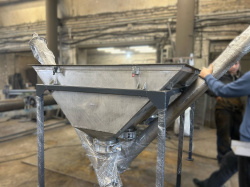 Растариватель биг-бегов в комплекте с четырьмя шнековыми транспортерами