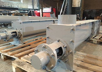 Винтовой шнековый конвейер в желобе